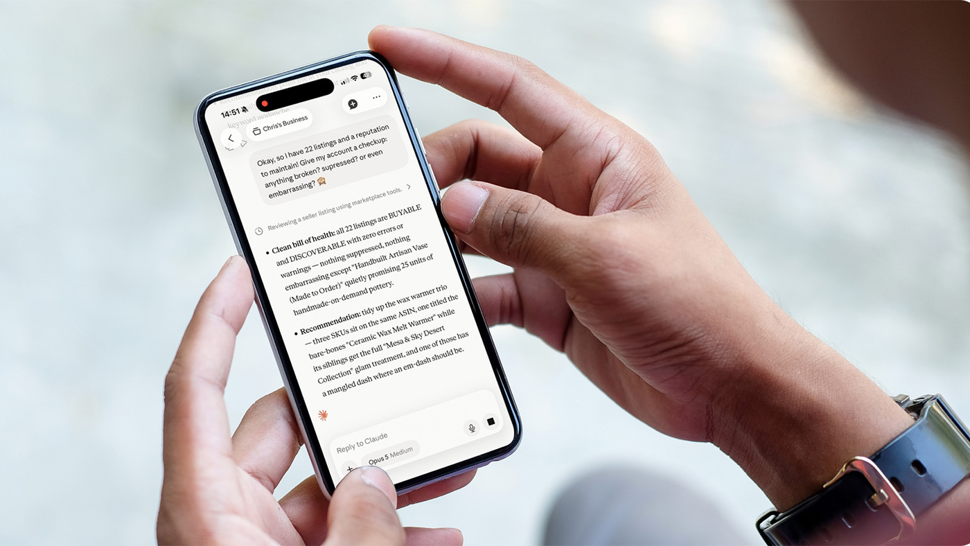 Người bán cầm điện thoại dùng ứng dụng Claude kiểm tra 22 listing Amazon qua plugin Selling Partner, Claude báo tất cả đều mua được và đề xuất chỉnh tiêu đề ba SKU
